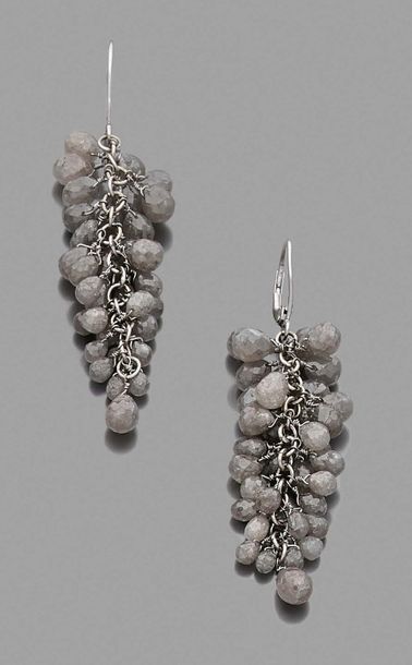 PAIRE DE PENDANTS D'OREILLES en or gris 18K...