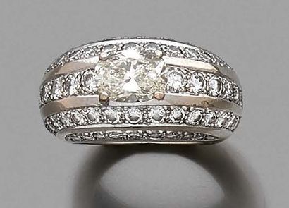 BAGUE BOMBÉE en or gris 18K (750), ornée...
