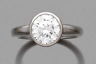 BAGUE en or gris 18K (750), ornée d'un diamant...