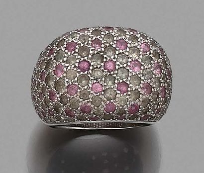BAGUE LARGE en or gris 18K (750), pavée de...