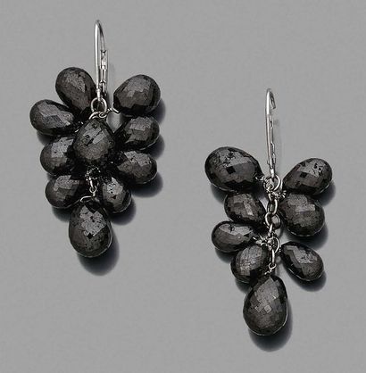 PAIRE DE PENDANTS D'OREILLES en or gris 18K...