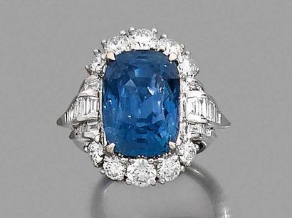 BAGUE EN OR GRIS 18K (750), ornée d'un saphir...