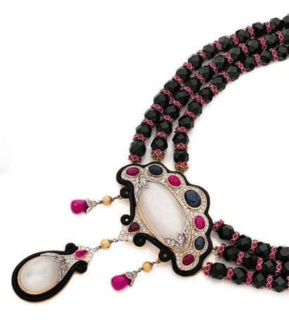 COLLIER DE TROIS RANGS DE PERLES DE VERRE...