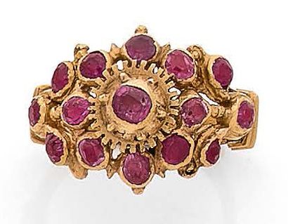 BAGUE en or 18K (750), le chaton formant...