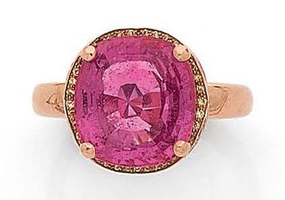 BAGUE en or rose 18K (750), ornée d'un saphir...