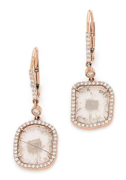 PAIRE DE PENDANTS D'OREILLES en or rose ornés...
