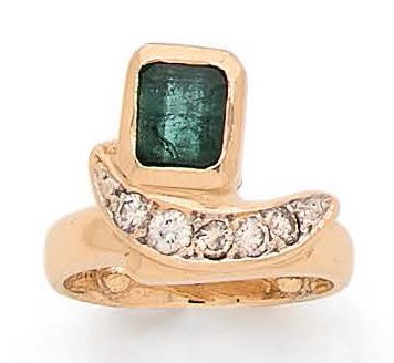 BAGUE de petit doigt en or 18K (750), ornée...