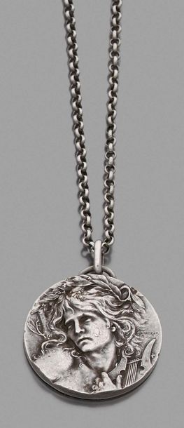 LUCIEN COUDRAY
Pendentif de forme circulaire...