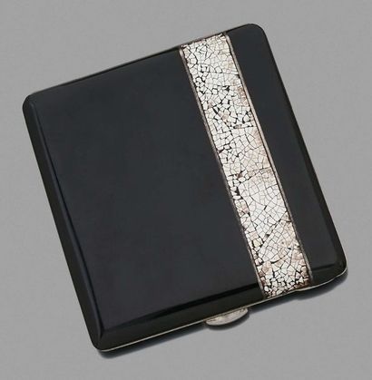 ETUI À CIGARETTES en métal, émaillé noir,...