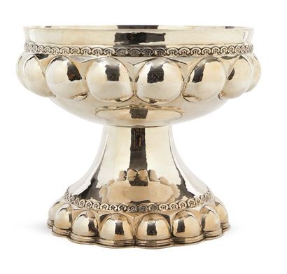 LARGE COUPE A PUNCH EN ARGENT
A décor de...