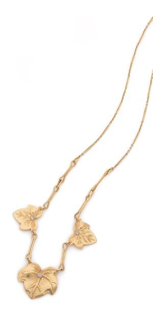 COLLIER en or 18K (750), le décolleté orné...