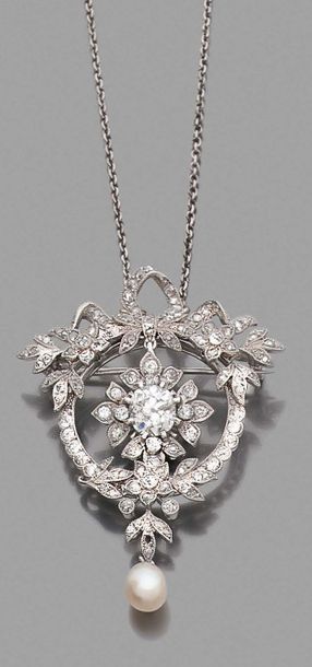 BROCHE-PENDENTIF en platine, à décor de feuillages...