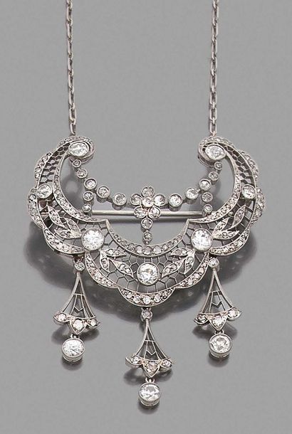 COLLIER en or gris 18K (750), orné d'un motif...