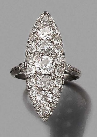 BAGUE MARQUISE en platine, ornée d'une ligne...