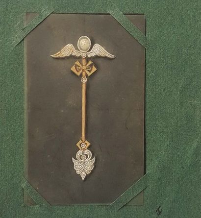 EPINGLE DE JABOT en or 18K (750), ornée d'un...
