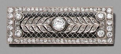 BROCHE Platine et or gris 18K (750) de forme...