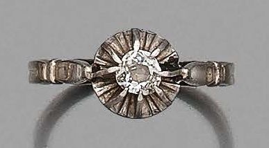 BAGUE en or gris 18K (750), ornée d'un diamant...