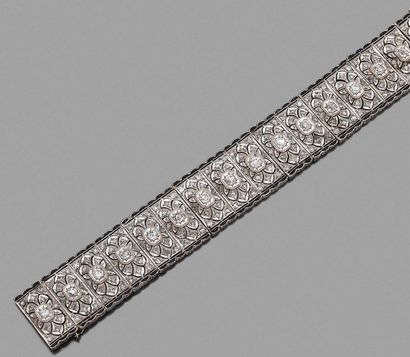 BRACELET en platine, articulé de maillons...