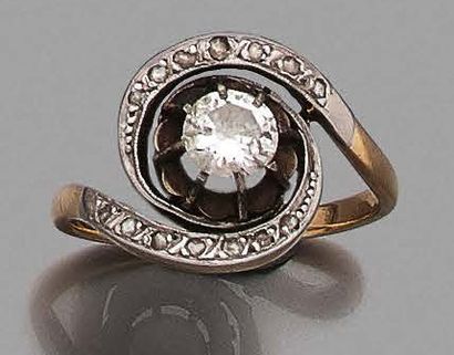 BAGUE TOURBILLON en or 18K (750), ornée d'un...