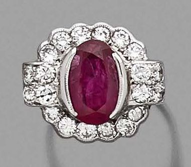 BAGUE en or gris 18K (750), ornée d'un rubis...