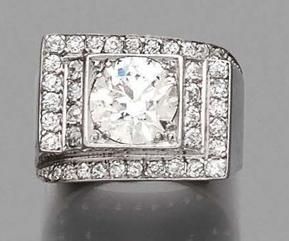 BAGUE en platine, ornée d'un diamant rond...