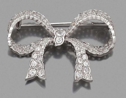 BROCHE Platine et or gris 18K (750) dessinant...