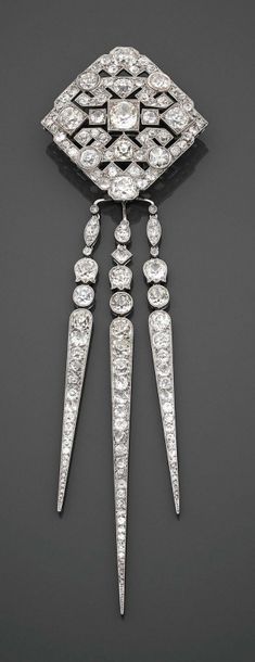 JANESICH
BROCHE en platine de forme losangique,...
