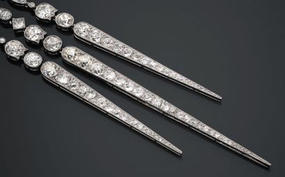 JANESICH
BROCHE en platine de forme losangique,...