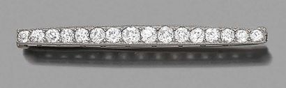 BROCHE-BARRETTE en or gris 18K (750), sertie...