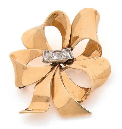 BROCHE en or 18K (750) dessinant un noeud...