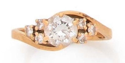 BAGUE en or 18K (750), ornée d'un diamant...