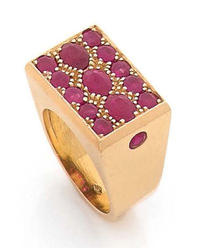 CHEVALIÈRE en or 18K (750), pavée de rubis...