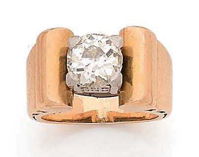 BAGUE CHEVALIÈRE en or 18K (750), ornée d'un...
