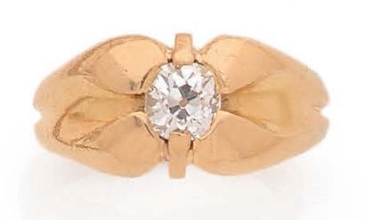 BAGUE en or 18K (750) épaissie, sertie d'un...