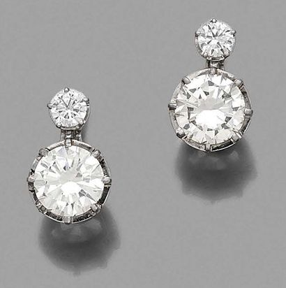 PAIRE DE BOUCLES D'OREILLES en Platine, chacune...
