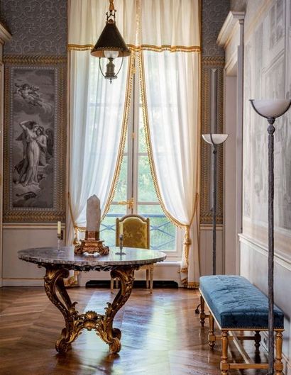 * PAIRE DE BANQUETTES EN BOIS DORÉ, TRAVAIL...