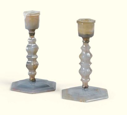 PAIRE DE BOUGEOIRS EN AGATE ET MONTURE ARGENT,...