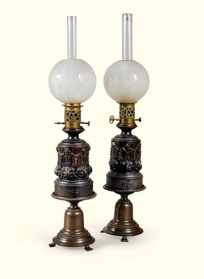 PAIRE DE LAMPES À PÉTROLE EN MÉTAL ET VERRE...