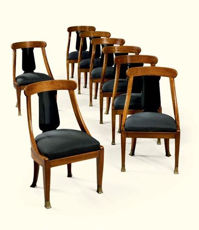 * HUIT CHAISES GONDOLE À CHÂSSIS EN ACAJOU,...