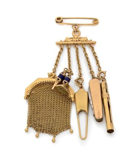 CHATELAINE en or jaune 18K (750) à décor...