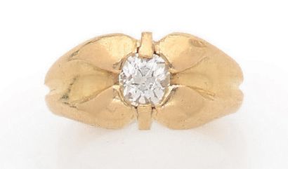 BAGUE en or 18K (750) épaissie, sertie d'un...