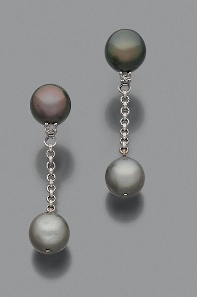 PAIRE DE PENDANTS D'OREILLES en or gris 18K...