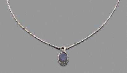 COLLIER en or gris 14K (585) retenant un...