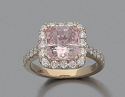 BAGUE en or jaune 18K (750) ornée d'une morganite...