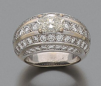BAGUE BOMBÉE en or gris 18K (750), ornée...