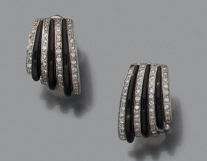 PAIRE DE CLIPS D'OREILLES CÔTELÉS en or gris...