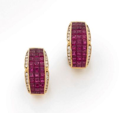 PAIRE DE BOUCLES D'OREILLES en or jaune 18K...