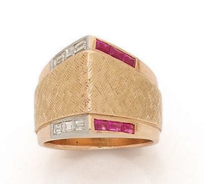 BAGUE en or jaune 18K (750), lisse et texturé,...