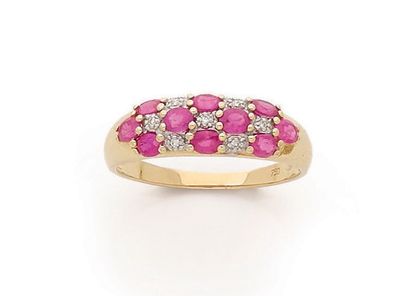 BAGUE en or 18K (750) centrée de rubis de...
