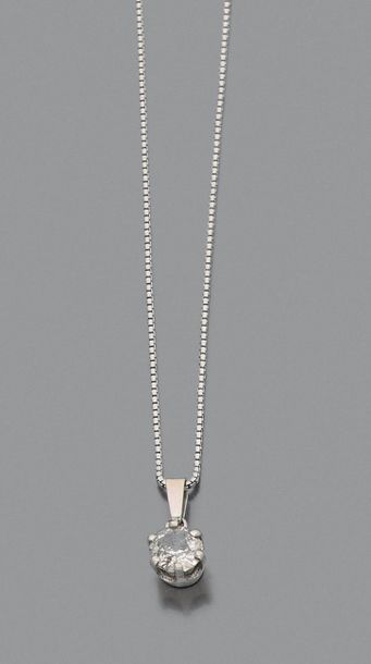 PENDENTIF en or gris 18K (750) orné d'un...